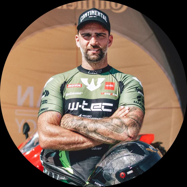 Adam Peschel v motocyklové kombinéze u své Kawasaki