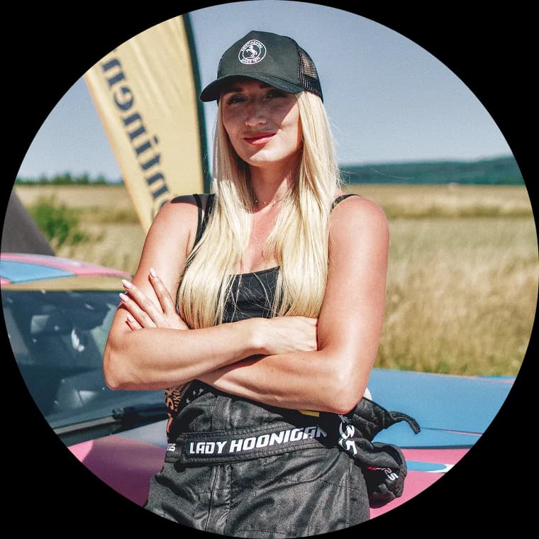 Lady Hoonigan opřená o svou Toyotu GR Supra